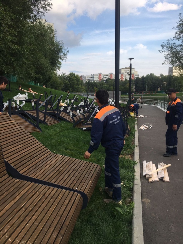 Вакансия конькова. Благоустройство территории Угличская Москва. Установка малых архитектурных форм. Коньковский пруд в 2000.